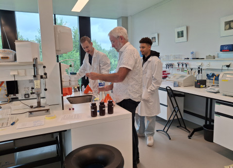 Watermonsters worden verwerkt in het Lab door burgerwetenschappers en onderzoekers