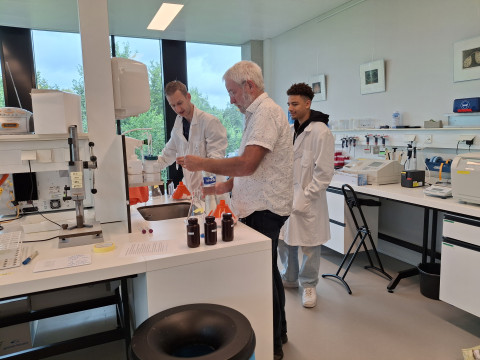 Watermonsters worden verwerkt in het Lab door burgerwetenschappers en onderzoekers