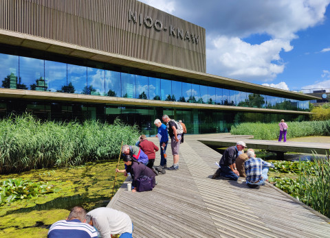 Burgerwetenschappers testen meetmethodes op de brug voor het NIOO-KNAW gebouw