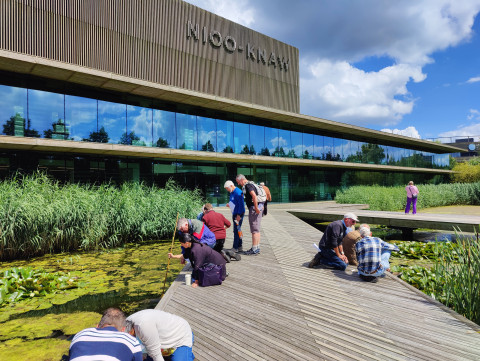 Burgerwetenschappers testen meetmethodes op de brug voor het NIOO-KNAW gebouw