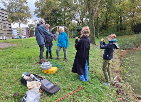 Een foto van achter de schermen tijdens de opnames van Vroege Vogels