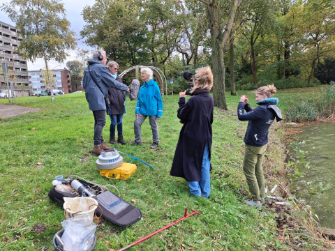 Een foto van achter de schermen tijdens de opnames van Vroege Vogels