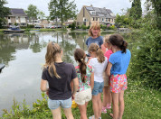 Rosan geeft uitleg aan een groepje schoolkinderen dat bij de metingen kwam kijken