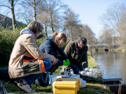 Burgerwetenschapper Aad, meet met Rosan en haar stagair Oskar de waterkwaliteit